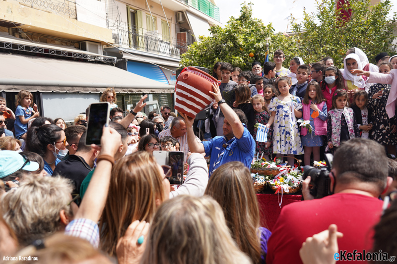 Το αδιαχώρητο επικράτησε στο Λιθόστρωτο -Η πρώτη Ανάσταση και το έθιμο του σπασίματος των Σταμνών [εικόνες +βίντεο]