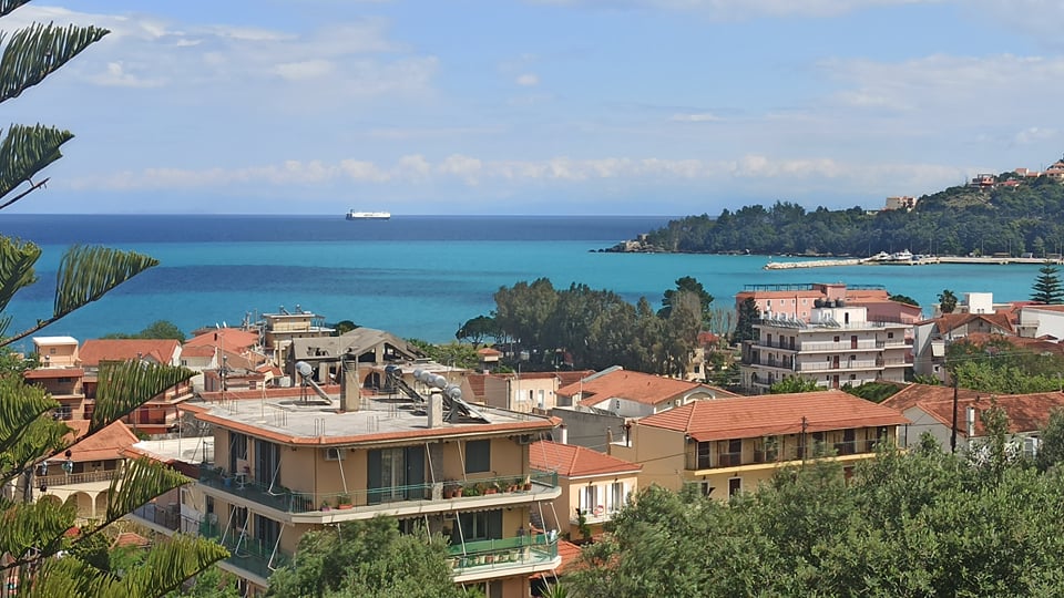 Το “Neptune Thalassa” της Μελίνας Τραυλού έξω από τον Πόρο Κεφαλονιάς! [εικόνες]