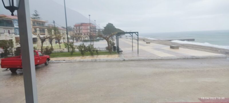Τώρα: Δυνατό μπουρίνι στον Πόρο [βίντεο]