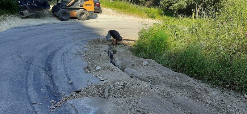 Ένα αίτημα δεκαετιών υλοποιείται: Ξεκίνησε το έργο επέκτασης του δικτύου ύδρευσης στην παραλία των Πετανών [εικόνες]