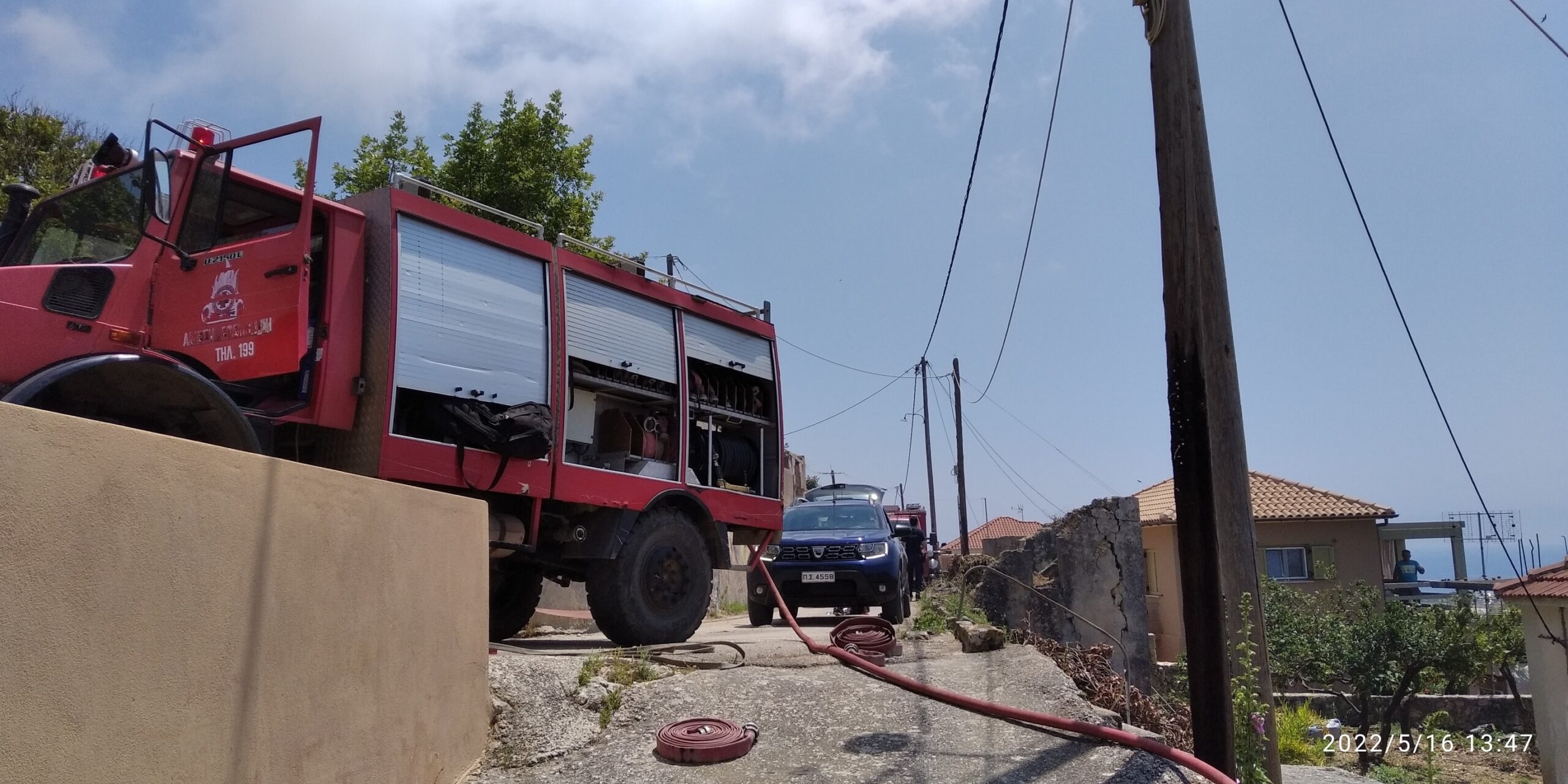 Καίγεται σπίτι στις Μηνιές  Ανήκει σε κατοίκους εξωτερικού  Επί τόπου η Πυροσβεστική [εικόνες]