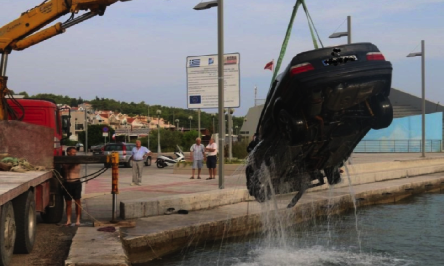 Καραβόμυλος: 2 νέοι σώοι από πτώση Ι.Χ. στη θάλασσα