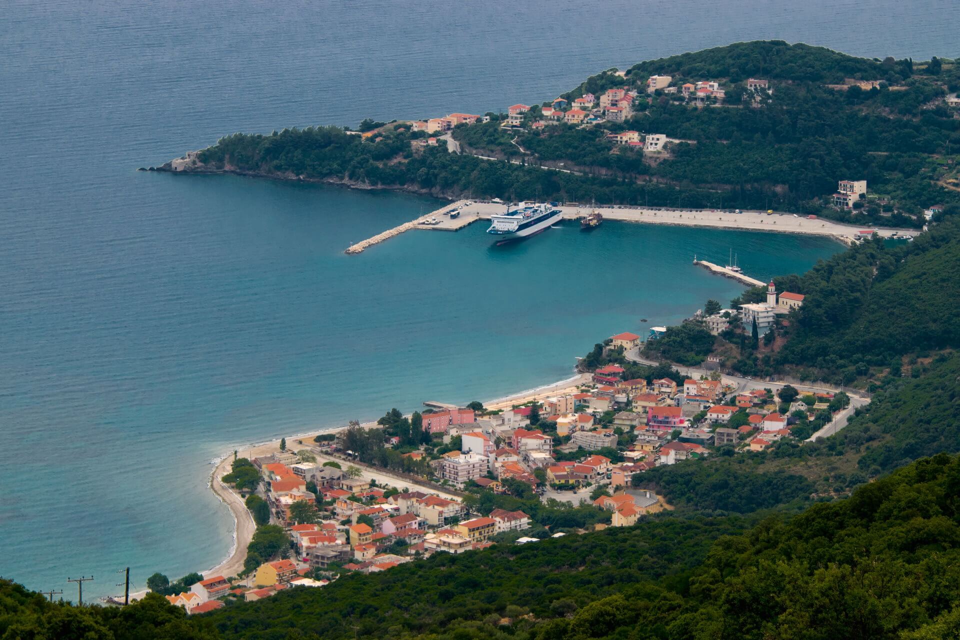 Με 3 δυνατά σφυρίγματα μάς χαιρέτησε έξω από τον Πόρο ο καπετάν Δημήτρης Συνοδινός