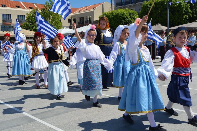 Με λαμπρότητα και συγκίνηση η μαθητική παρέλαση για την εορτή της 21ης Μαΐου στο Αργοστόλι [εικόνες +βίντεο]