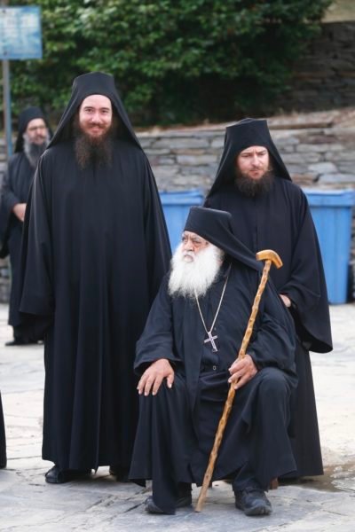 Ο Κεφαλονίτης ηγούμενος Παρθένιος (Μουρελάτος) αναμένοντας τον Πατριάρχη στο Άγιο Όρος