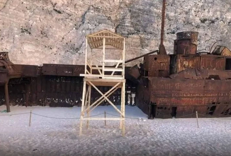 Οργή στην Ζάκυνθο, φύτεψαν πύργο ναυαγοσώστη μπροστά από το διάσημο Ναυάγιο