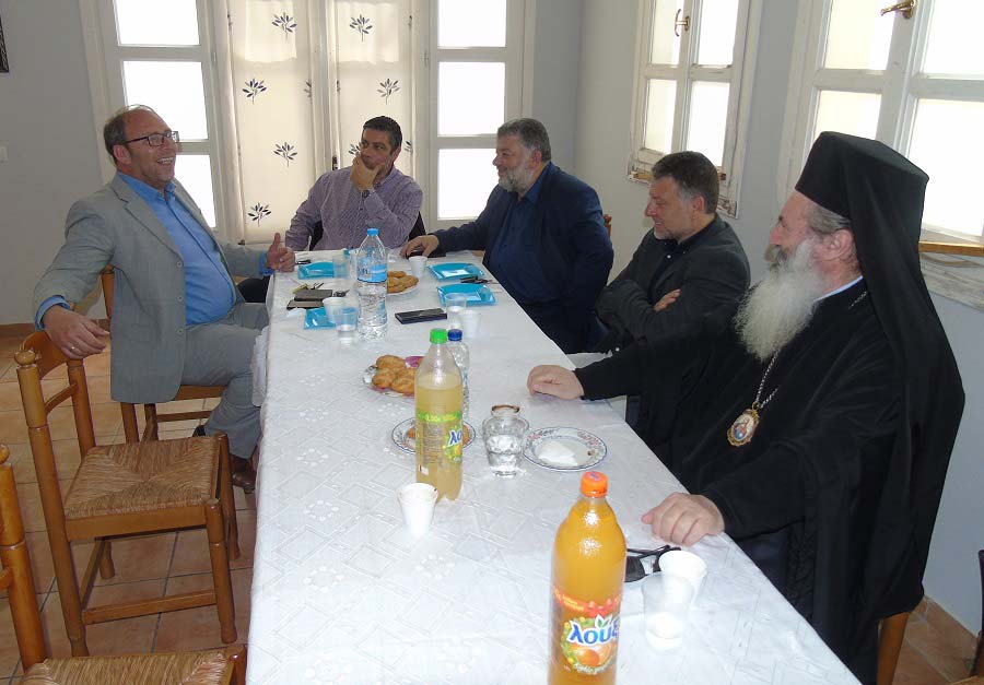 Πόσους να προλάβει να συγχωρέσει ο Σεβασμιότατος; Ουρά κάνουν οι υποψήφιοι για να ζητήσουν συγχώρεση και… ευλογία από τον Δεσπότη [εικόνα]