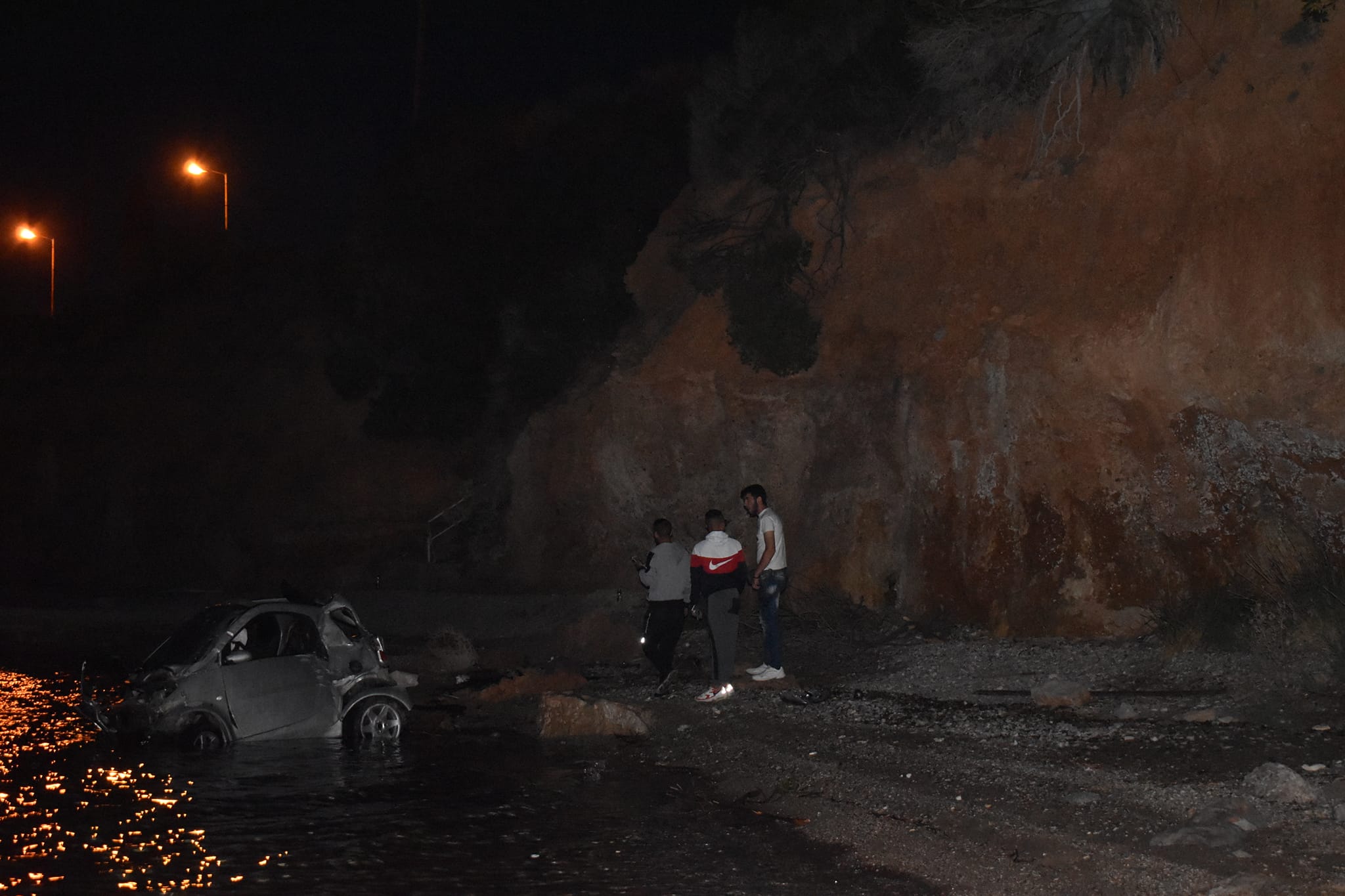 Σοκάρουν οι εικόνες από το τροχαίο στη Σαλαμίνα –Μητέρα και δύο παιδιά έπεσαν από ύψος 20 μέτρων