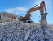 Ξεκίνησαν οι κατεδαφίσεις των σεισμόπληκτων κτηρίων στο Ληξούρι.