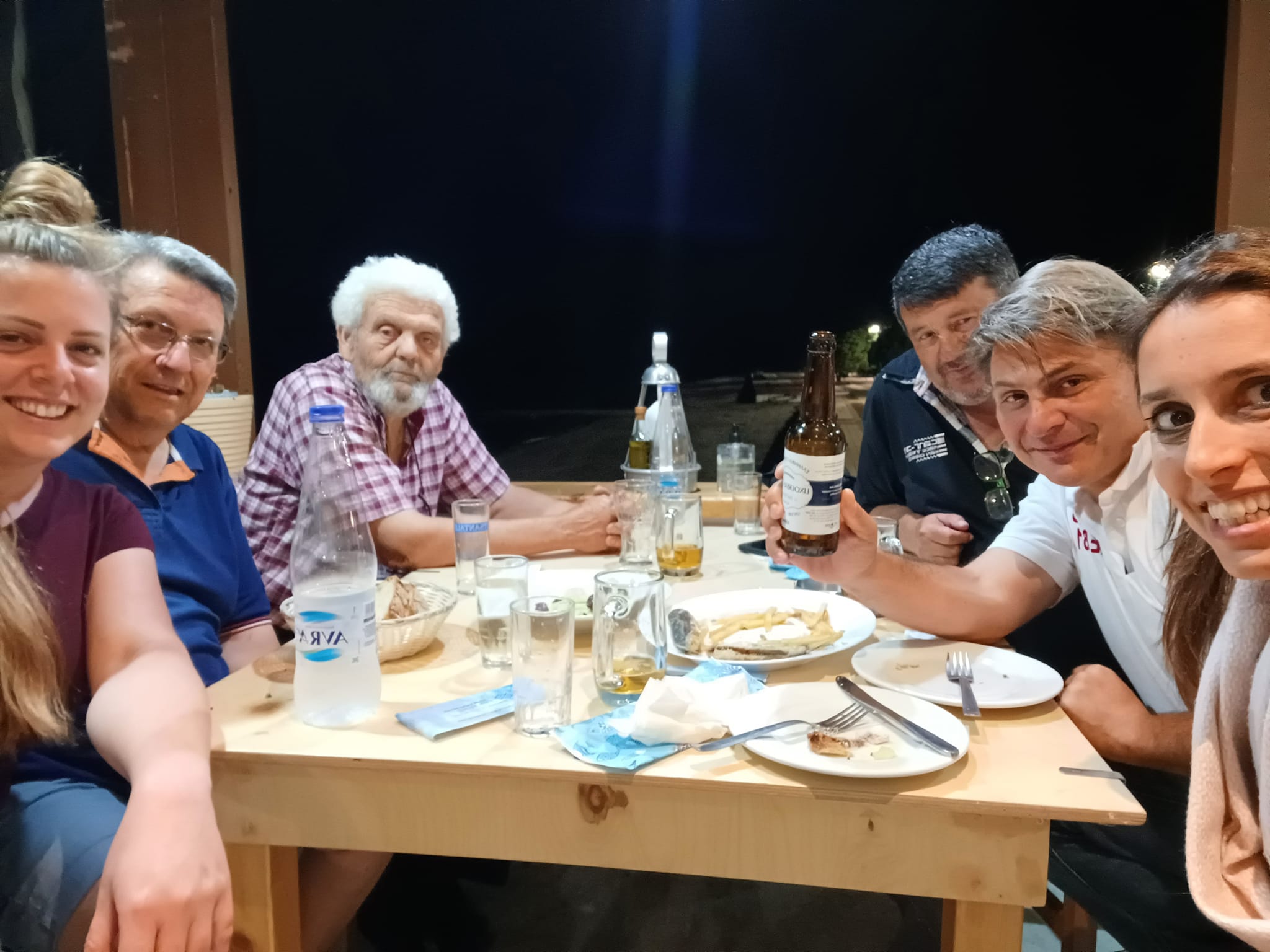 Φαραντούρης: Εν μέσω δύο Ρωμάνων και δύο Γαβριελάτων στον Πόρο με Lixourian Beer [εικόνα]