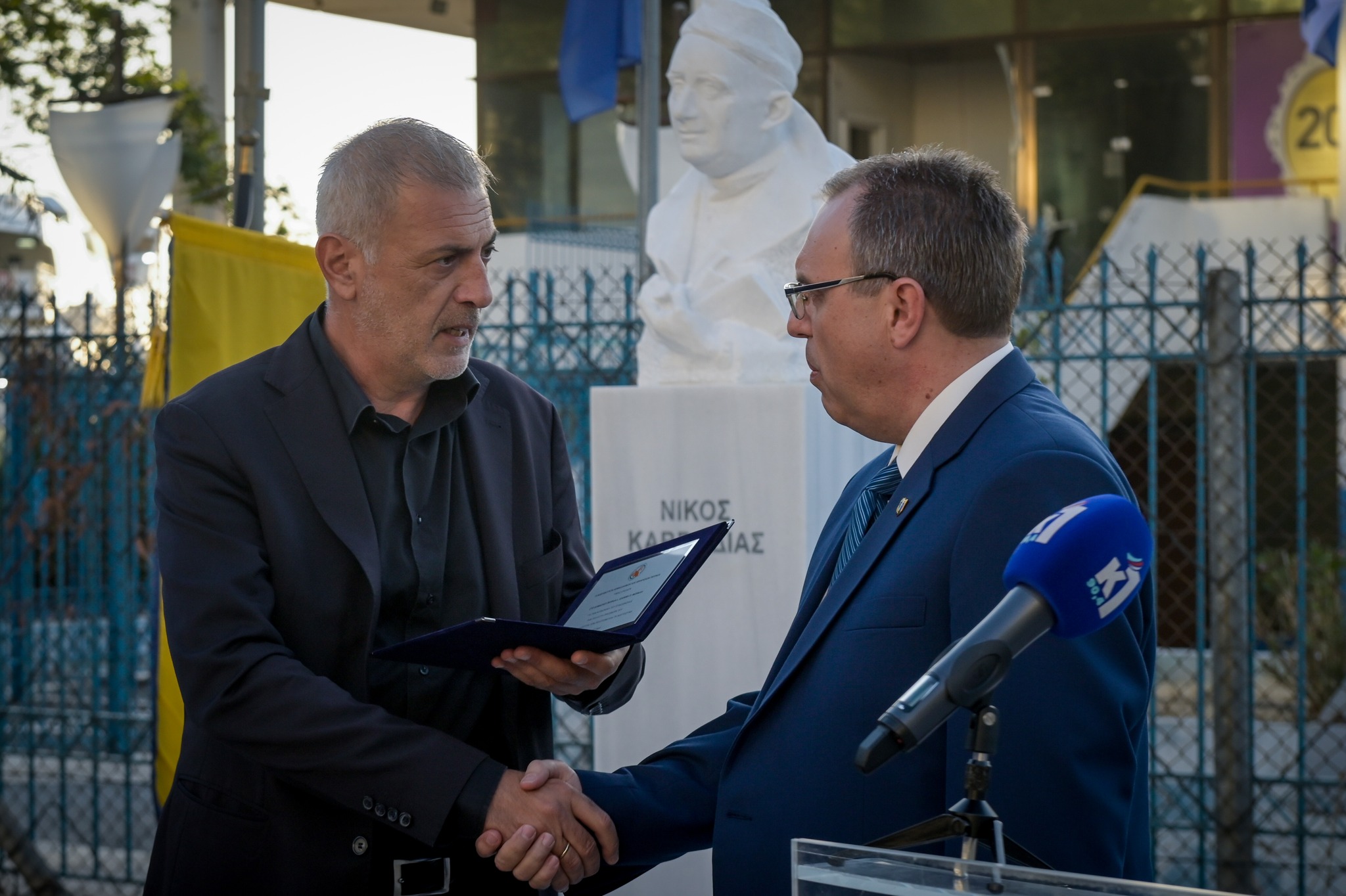 Ο Δήμος Πειραιάς και η Αδελφότητα Κεφαλλήνων τίμησαν τον ποιητή της θάλασσας Νίκο Καββαδία [εικόνες]