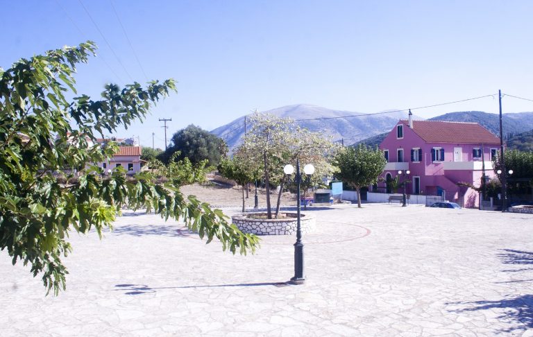 Οι Διβαράδες στο ίδιο έργο θεατές