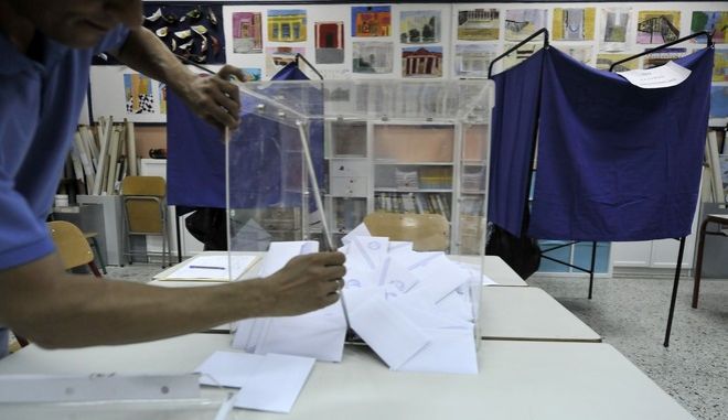 Ποιες κινήσεις της κυβέρνησης ενισχύουν τα σενάρια για πρόωρες εκλογές το φθινόπωρο