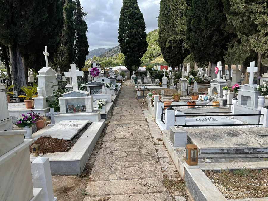Το κλέψιμο πάει σύννεφο στο Νεκροταφείο στο Δράπανο, αφαιρούν τα πάντα από τα μνήματα ακόμη και τα καρβουνάκια και το λιβάνι και τα καντήλια