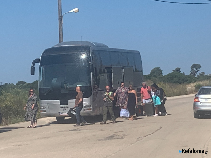 Τρόμος σε τουριστικό λεωφορείο στην Πεσσάδα  Ξεπήδησαν μαύροι καπνοί από το όχημα [εικόνες]