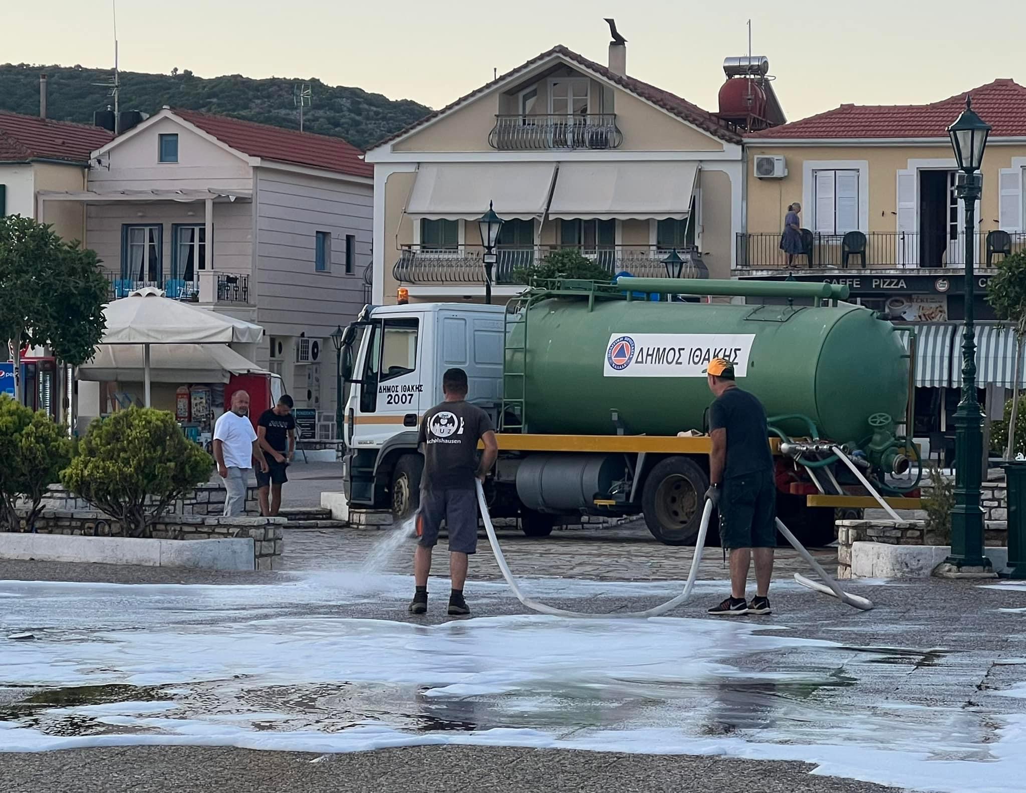 Ιθάκη: Πρωί πρωί συνεργεία του δήμου καθαρίζουν δρόμους και πλατείες