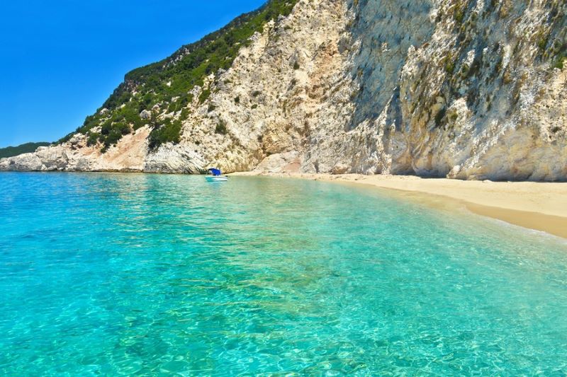 Κρυστάλλινα νερά και λευκό βότσαλο: Βουτιές στις παραλίες της Ιθάκης [εικόνες]