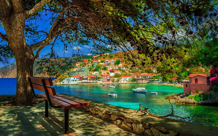 Μια καταπράσινη «κλεψύδρα» στη θάλασσα της Κεφαλονιάς  Το χωριό που μαγεύει κάθε επισκέπτη [εικόνες]