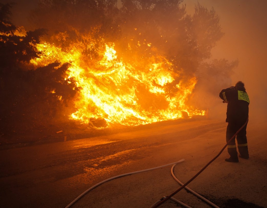 Πεντέλη: Συγκλονιστική στιγμή με δημοσιογράφο στον αέρα – «Μας κυνηγά η φωτιά» [βίντεο]
