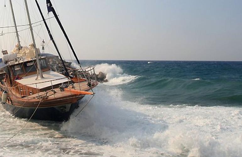 Περιπέτεια σε ιστιοφόρο ανοιχτά της Σκάλας  Κόλλησε στα αβαθή  Επέβαιναν 14 επιβάτες