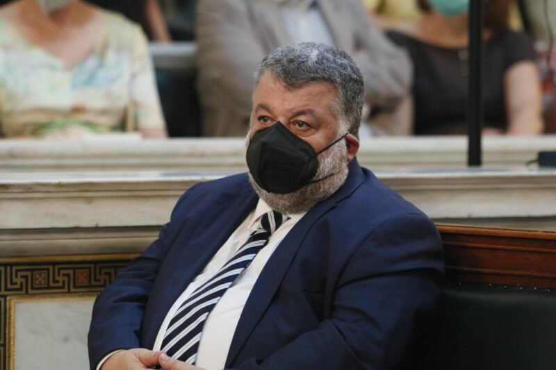 Portoni.gr: “Ξηλώνεται το πουλόβερ του Μιχαλάτου”; Μέχρι κι ο ευεργετημένος Σαμούρης “τον γράφει” κανονικά και ψηφίζει κόντρα του!!
