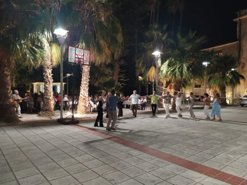 Πραγματοποιήθηκε η εκδήλωση: “Με στιχάκια, μεζεδάκια καλοκαιρινά βραδάκια” από τον Σύλλογο Κεφαλλήνων Αιγιαλείας [εικόνες]