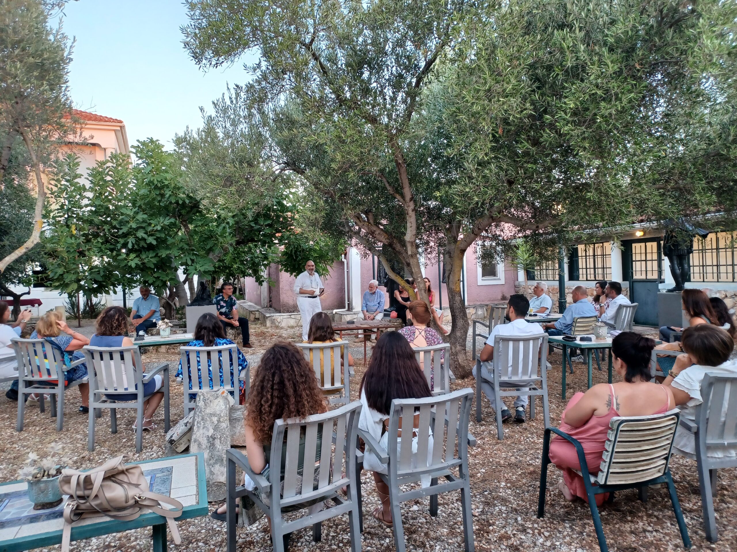 Πράξεις πολιτισμού: Οι μεταπτυχιακοί του Φαραντούρη στο κήπο του γλύπτη Καλογηράτου στα Μαζαρακάτα [εικόνες]