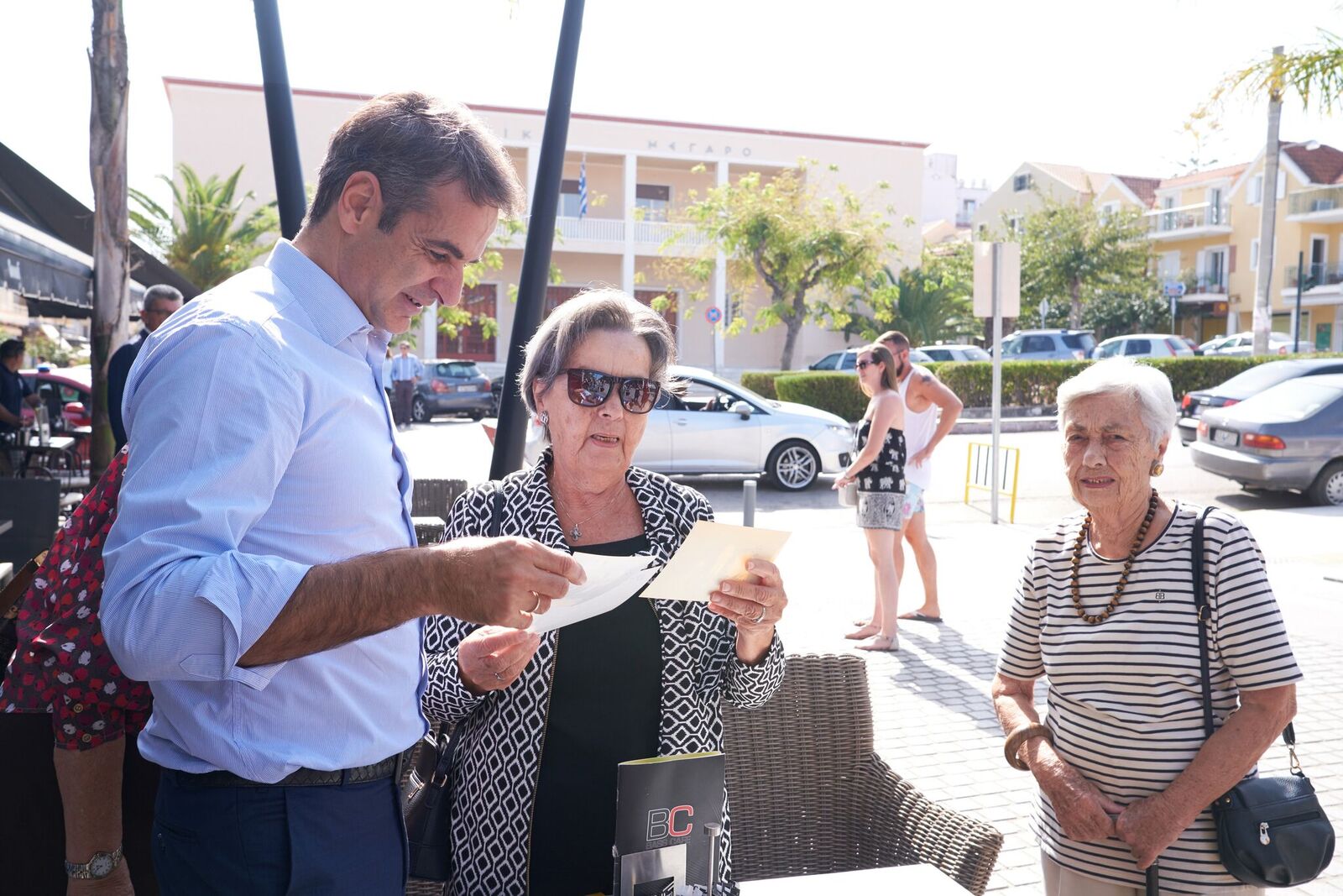 Πρωθυπουργέ μας, φέρε μας ένα δώρο που μονο εσυ μπορείς