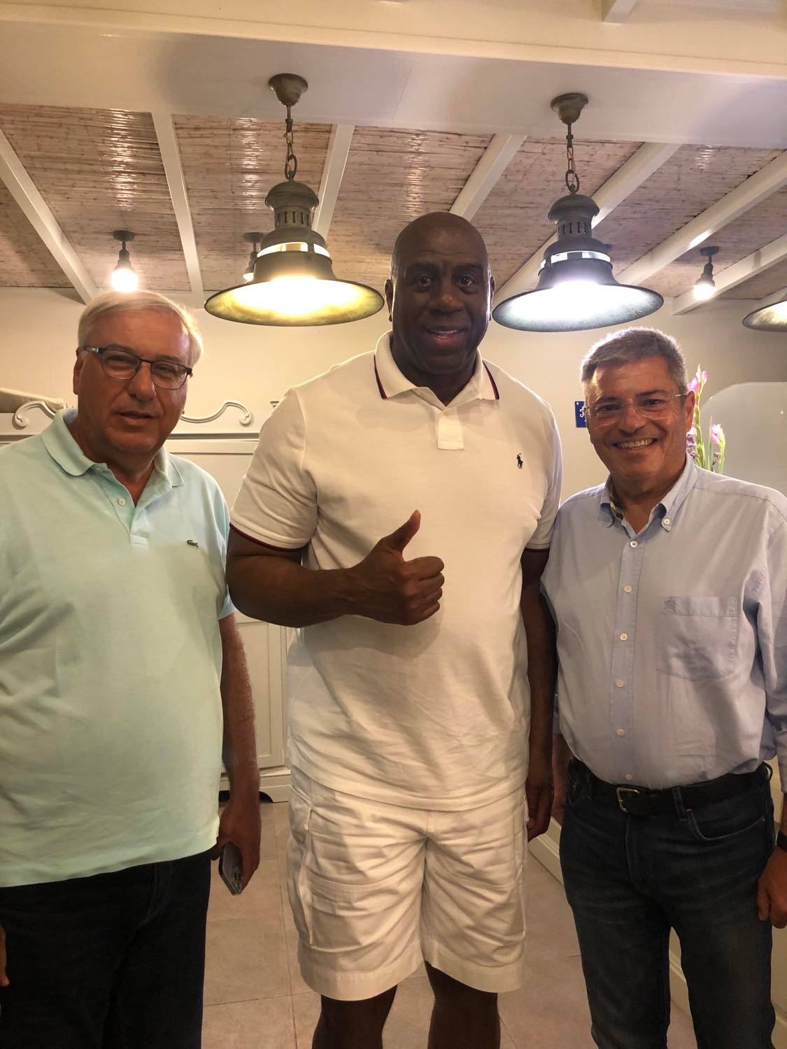 Στο Φισκάρδο ο θρύλος του μπάσκετ Magic Johnson -Η απρόσμενη συνάντηση με τον Παναγή Καππάτο -Τεράστια διαφήμιση για το νησί [εικόνα]