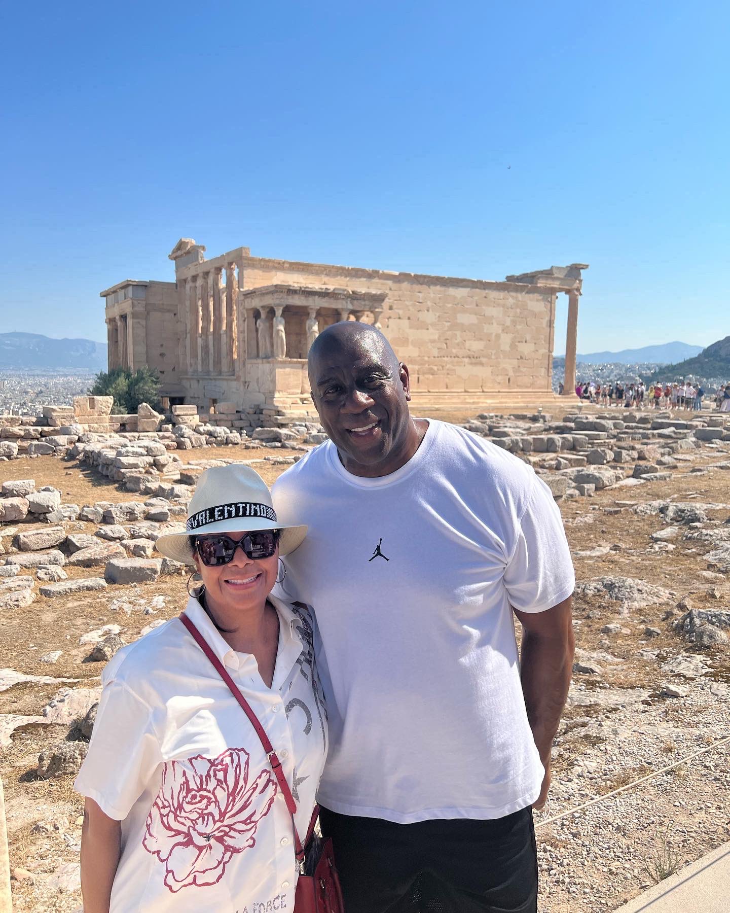 Τρελαμένος με την Ελλάδα ο Magic Johnson: Mε … ασπίδα και ξίφος, σε Ακρόπολη και Ηρώδειο [εικόνες]