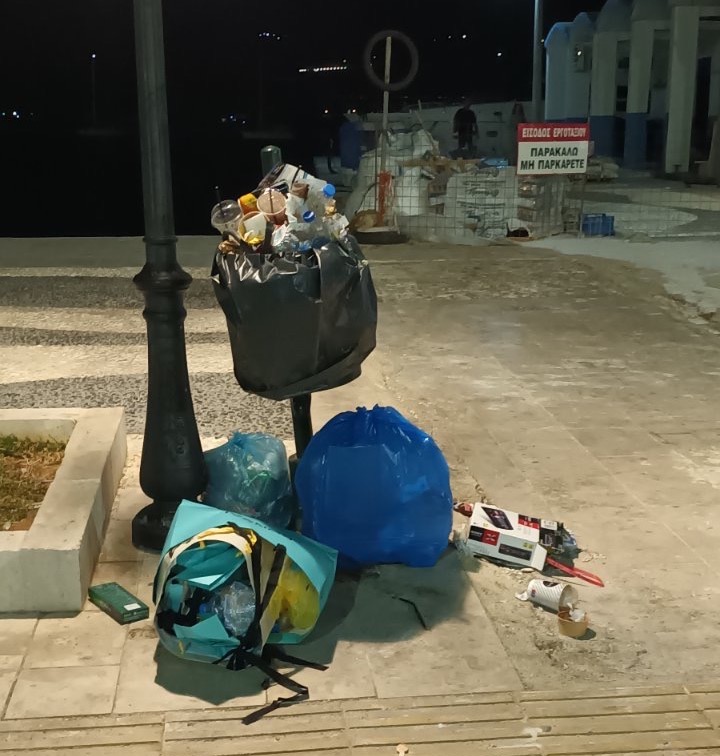 Μποχα και βρωμιά στην παραλία του Αργοστολίου εκθέτουν το νησί μας -Κυριε Δήμαρχε κάντε κάτι…