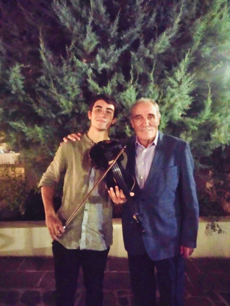 Δημήτρης Γρηγορατος: Ένα νέο μουσικό ταλέντο άρχισε νά ξεπροβάλλει [εικόνα]