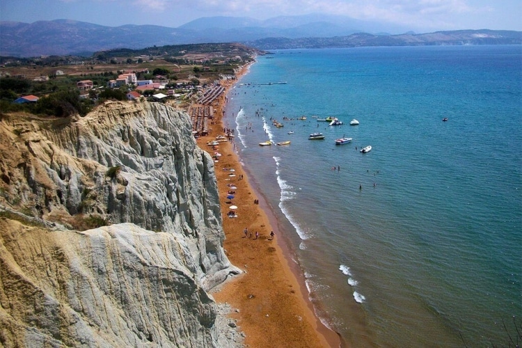 Η απόκοσμη παραλία Ξι στην Κεφαλονιά και γιατί ονομάζεται έτσι