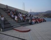 Η Ελευθερία Μεταξά ερμήνευσε μελοποιημένη ποίηση παίζοντας πιάνο.