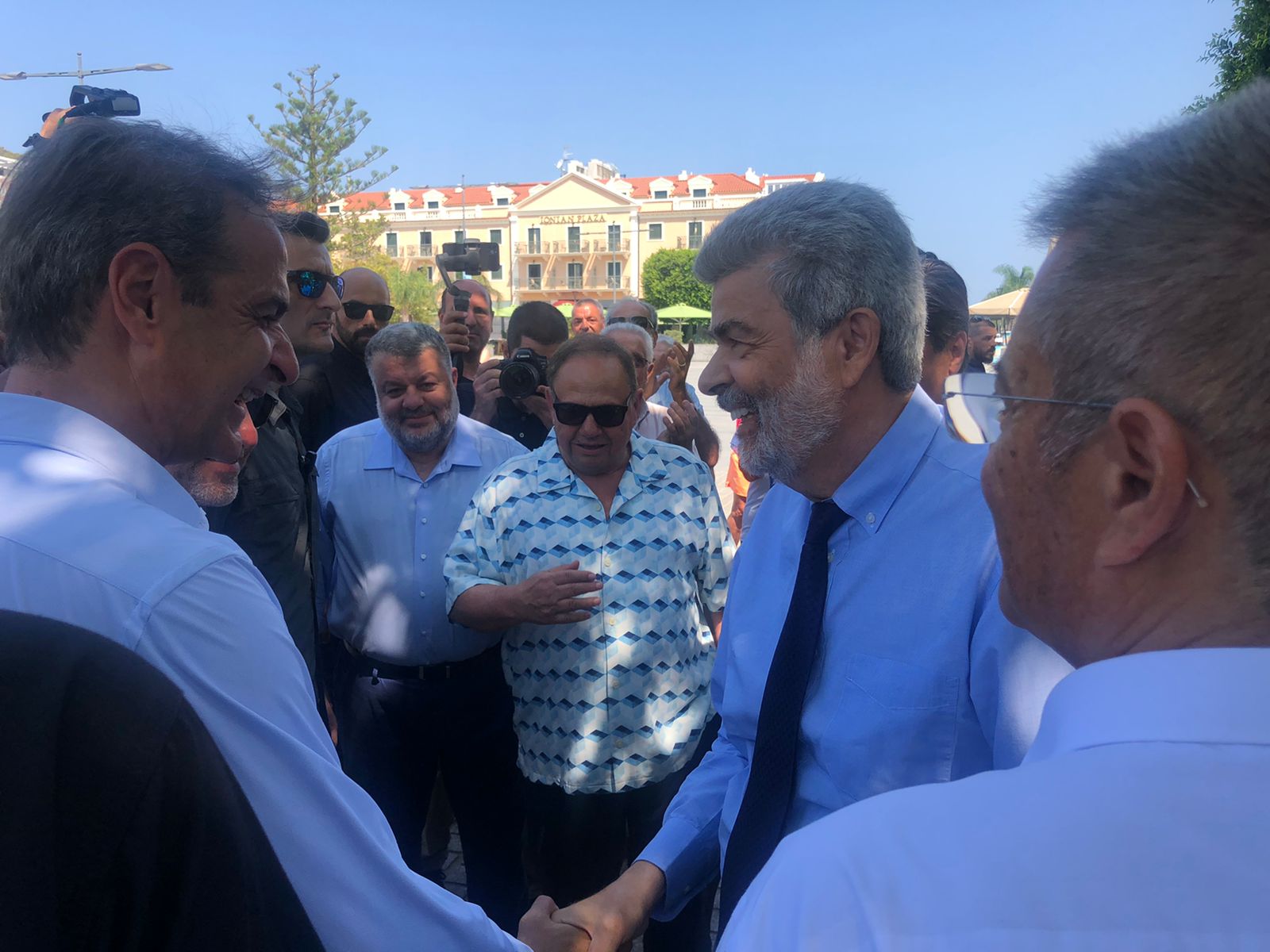 Η βόλτα του Μητσοτάκη στο Λιθόστρωτο και το… κερί στην εκκλησία του Aγ. Σπυρίδωνα [εικόνες]