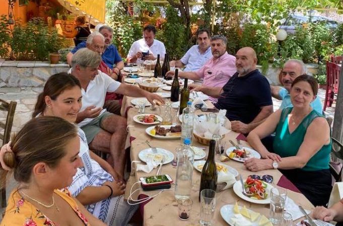 Κεφαλονιά: Τέλος καλοκαιριού με σημαντικό τραπέζι στα Ομαλά  Με Θεόφιλο, Φαραντούρη, Τάσο Γερμενή και καθηγητή Γουργουλιάνη [εικόνα]