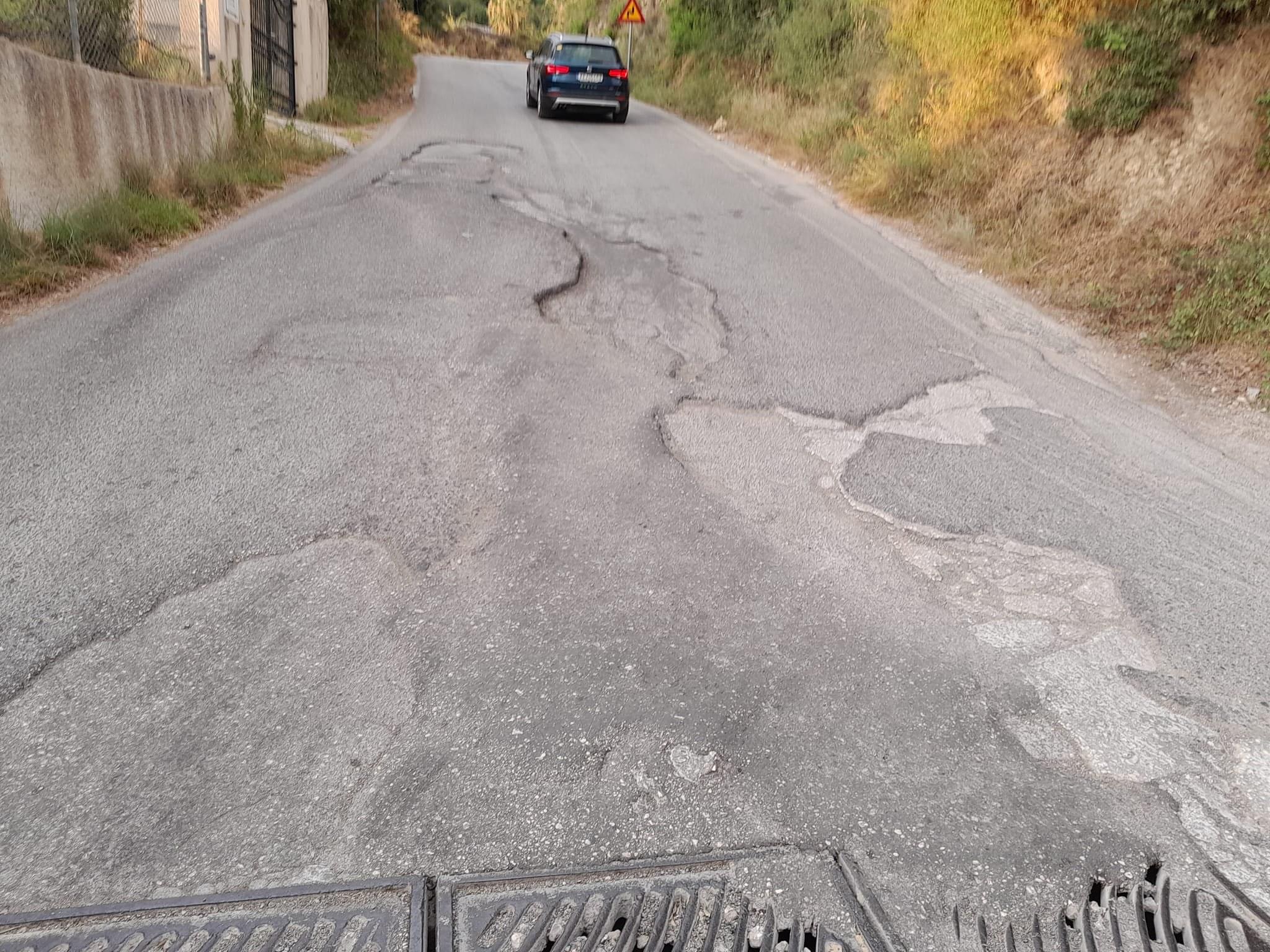 Λειβαθώ: «Τρία χρόνια δεν έχει δει κανείς το χάλι του δρόμου που κατεβαίνει από Λακήθρα;»