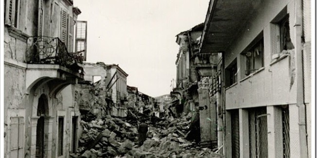 Μητσάκης και Τσιτσάνης τραγουδούν για τους σεισμούς του 1953 [βίντεο]