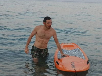 Ο Πατρινός ναυαγοσώστης Γιώργος Κόκκινος έσωσε Άγγλο τουρίστα στην Σκάλα [εικόνα]
