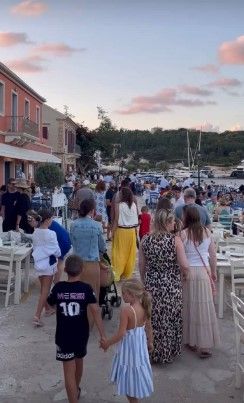 Στέλιος Χανταμπάκης: Οι υπέροχες φωτογραφίες με την οικογένειά του στην Κεφαλονιά [εικόνες]