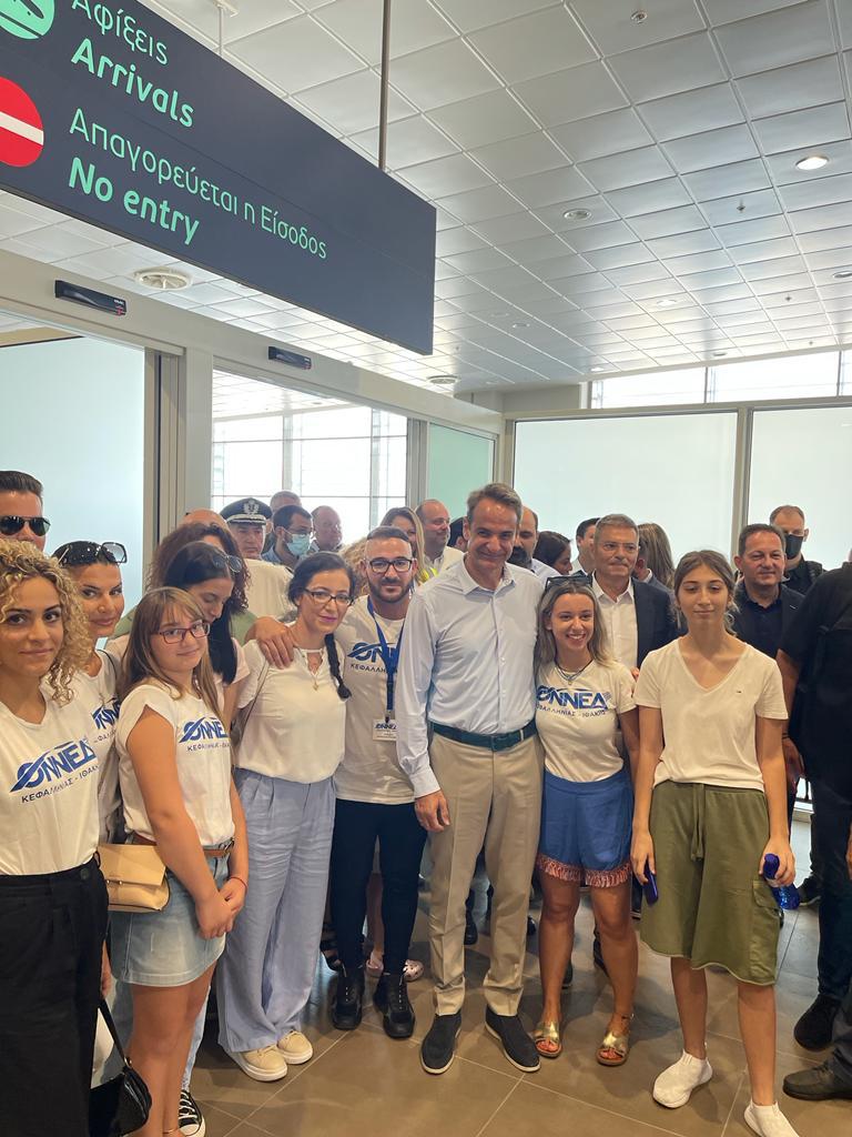 Στη Κεφαλονιά ο Κυριάκος Μητσοτάκης -Θερμή υποδοχή στο αεροδρόμιο [εικόνες]