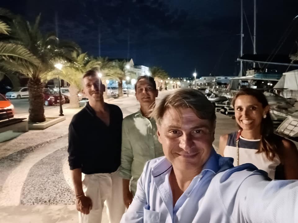 Στην Κεφαλονιά ο γνωστός δημοσιογράφος Δημήτρης Τάκης —Δείπνησε με το ζεύγος Φαραντούρη [εικόνες]
