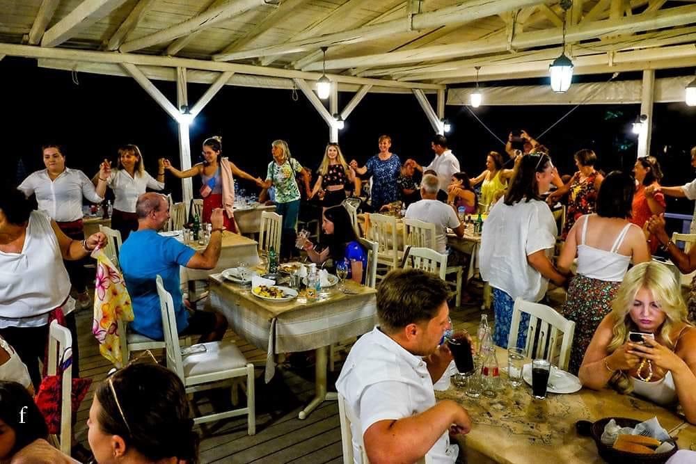 Στο Κατελειό υποδέχτηκαν το Αυγουστιάτικο φεγγάρι με χορό και μουσική [εικόνες]