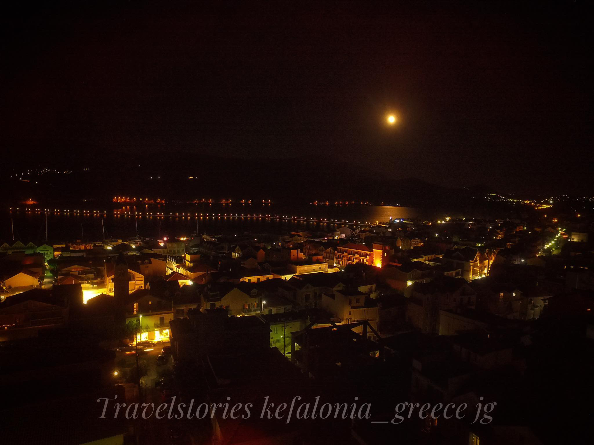 Το Αργοστόλι πλημμυρισμένο απο την Αυγουστιάτικη πανσέληνο [βίντεο]