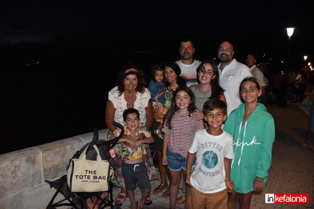 Υπέροχη βραδιά στο Αργοστόλι με την μαγευτική Βαρκαρόλα! (εικόνες/video)