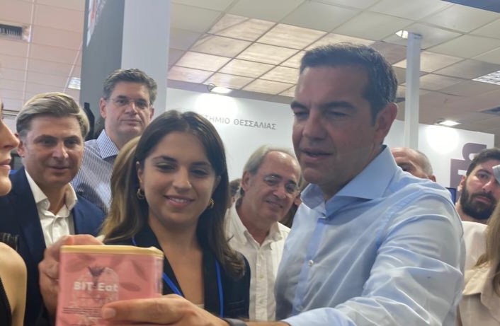 Έκανε αίσθηση: Δίπλα στον Αλέξη Τσίπρα ο Νικόλας Φαραντούρης στη ΔΕΘ [εικόνες]