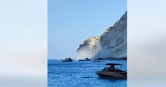 Έπεσαν βράχοι στο «Ναυάγιο» στη Ζάκυνθο μετά τον σεισμό των 5,4 Ρίχτερ -Συγκλονιστικό βίντεο