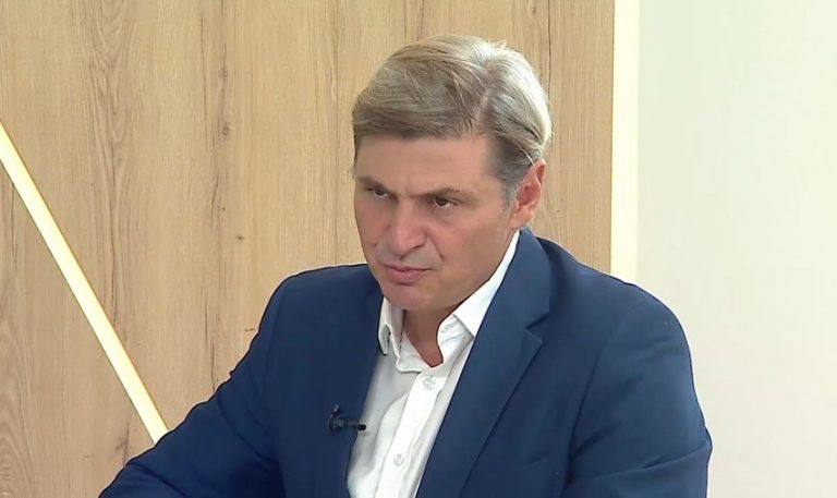 Φαραντούρης: Ολόκληρη η συνέντευξη χείμαρρος σε τρεις δημοσιογράφους λίγο πριν τις εξαγγελίες του Αλέξη Τσίπρα στη ΔΕΘ