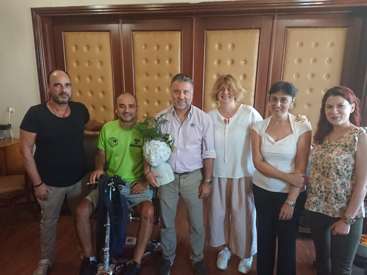 Γέμισε με ευχές και δώρα το γραφείο του Σταύρου Τραυλού