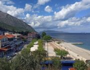 Η Κεντρική Πλατεία του Πόρου Κεφαλονιάς στον ΣΚΑΪ από την Χριστίνα Σούζη!